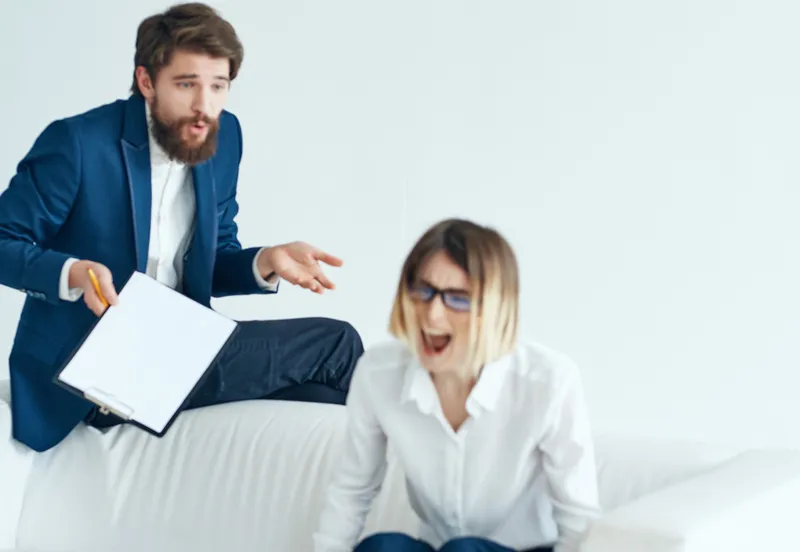 Деловые мужчины и женщина работают в офисе, партнеры по команде