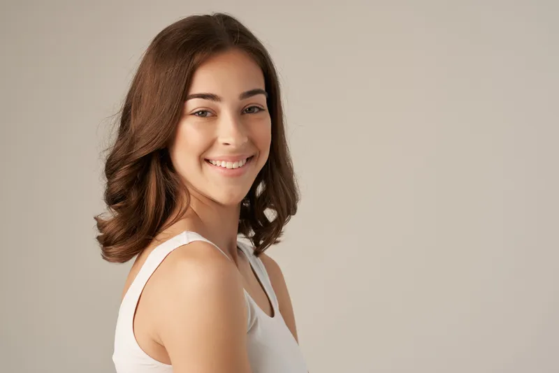 Весёлая женщина, улыбка, эмоции, чистая кожа