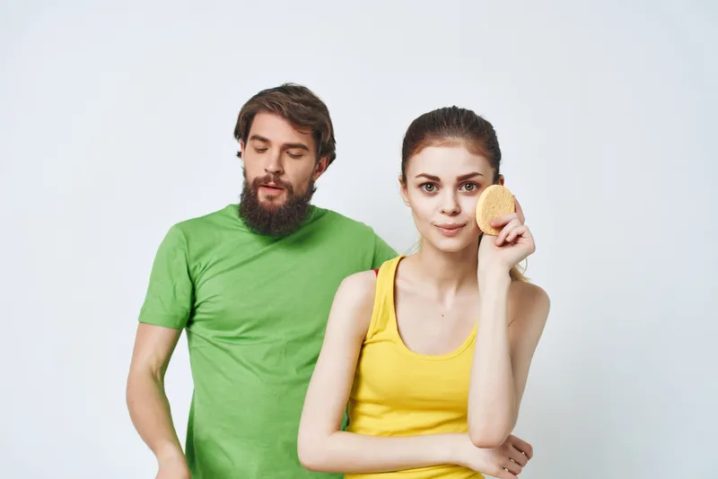 Молодая пара ухаживает за кожей лица во время утренней гигиены