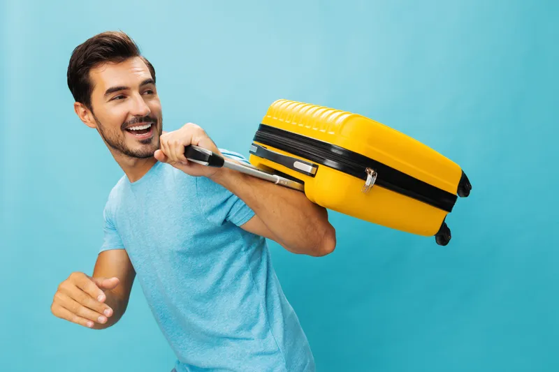 Мужчина-хипстер в студии на жёлтом фоне