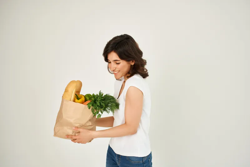 Женщина с пакетом продуктов, доставка, здоровая еда