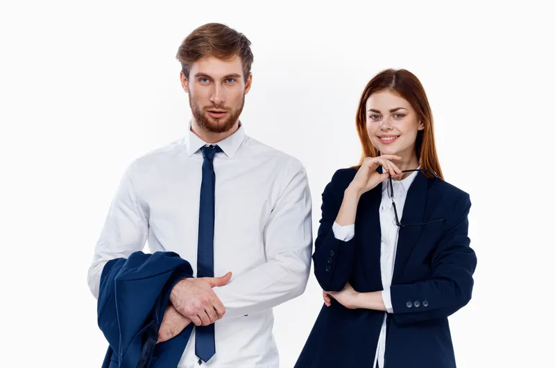 Мужчина и женщина общаются на работе, коллеги в финансовом офисе