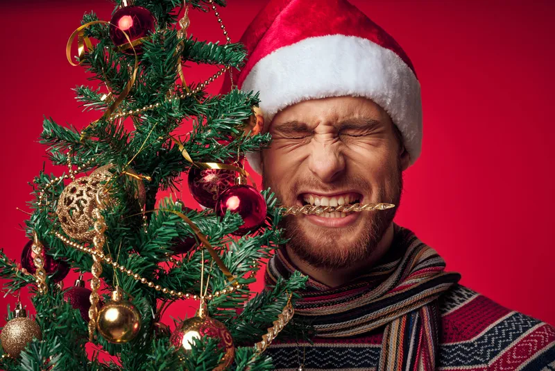 Мужчина в рождественской одежде, ёлочная игрушка, праздник