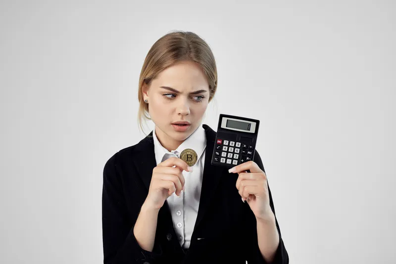 Финансист держит в руках биткоин на изолированном фоне
