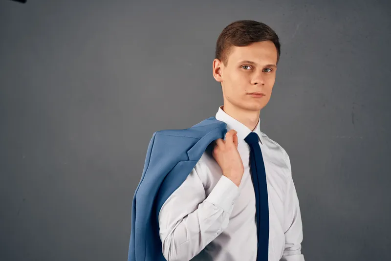 Бизнесмен работает в офисе, финансовый менеджер