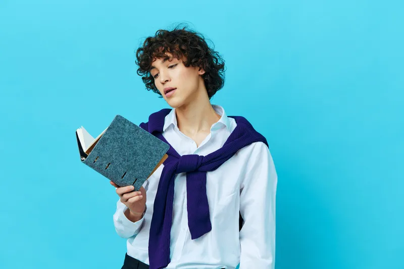 Мужчина с книгой в куртке, обучение в колледже на изолированных фонах