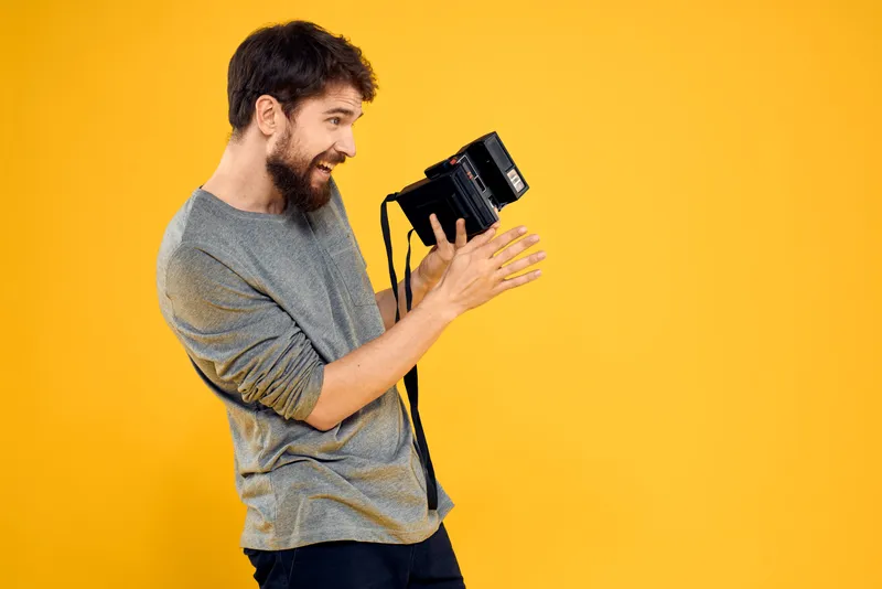 Фотограф-мужчина с профессиональным фотоаппаратом