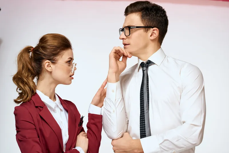 Мужчина и женщина, коллеги по работе, официальное общение на светлом фоне