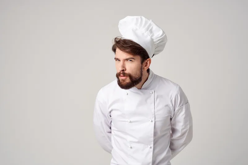 Мужчина в ресторане, профессиональный жест рукой на изолированном фоне