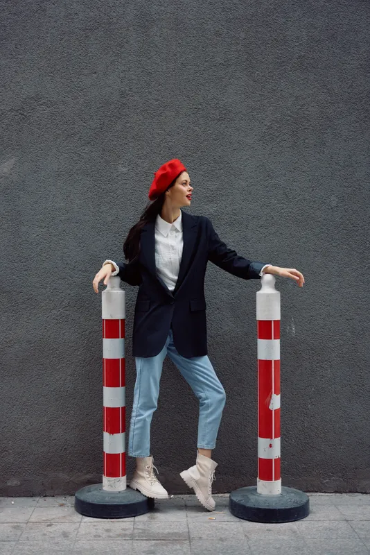 Модная женщина стоит на улице перед городом и дорожными работами