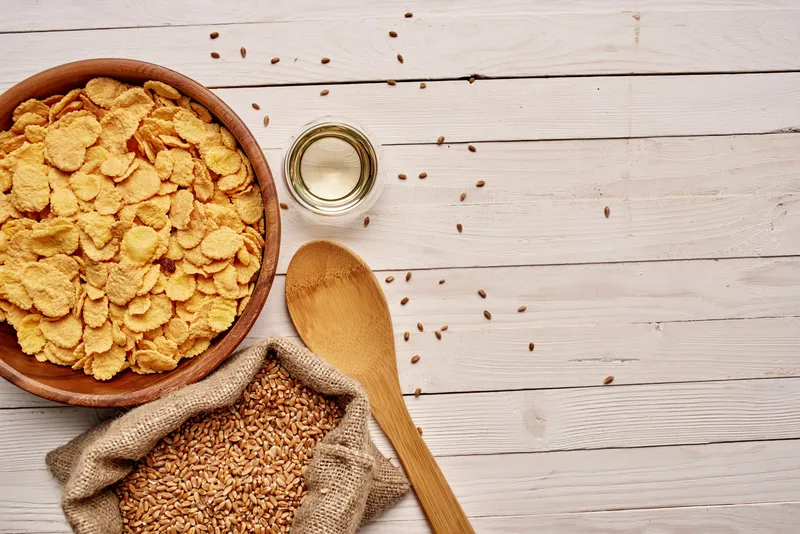 Деревянные предметы кухонной утвари, крупы, продукты на деревянном фоне