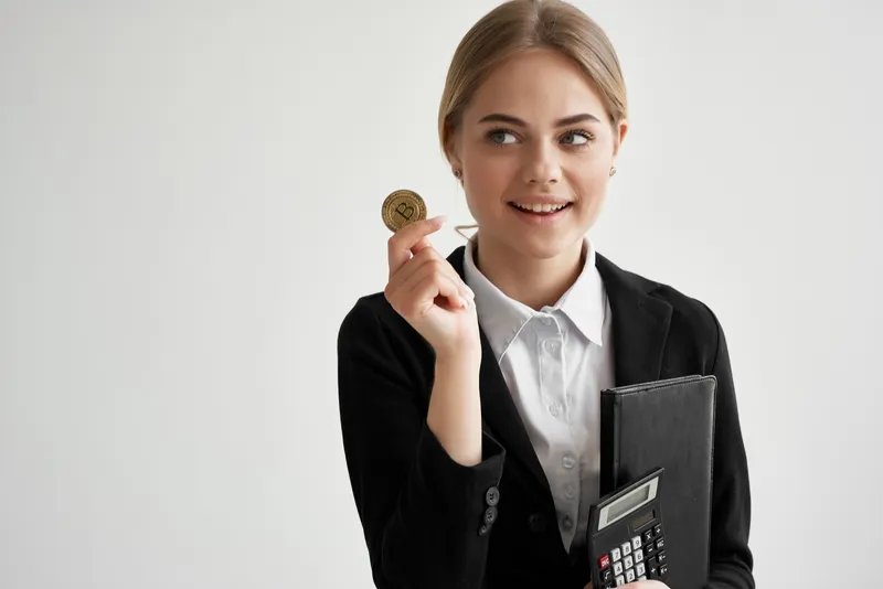 Деловая женщина в сфере криптовалюты биткоин, финансовые интернет-технологии, электронные деньги