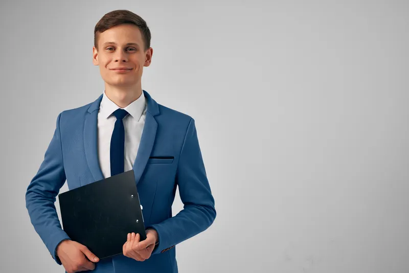 Деловой мужчина в костюме, офисный менеджер с документами, успех