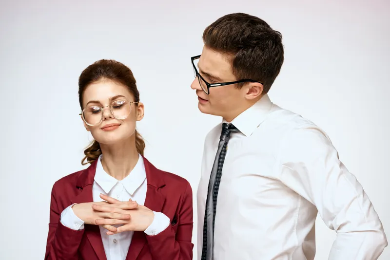 Коллеги по работе, деловая пара, офисные сотрудники, команда на светлом фоне