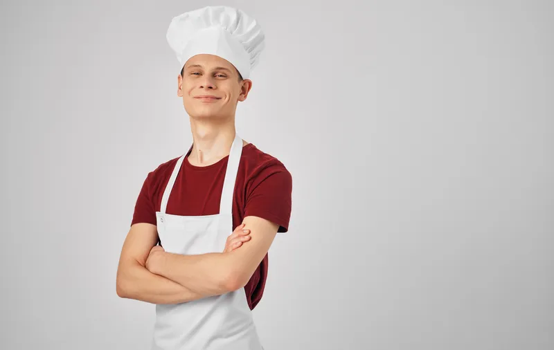 Шеф-повар готовит продукты, еда в ресторане, профессиональный образ жизни, серый фон