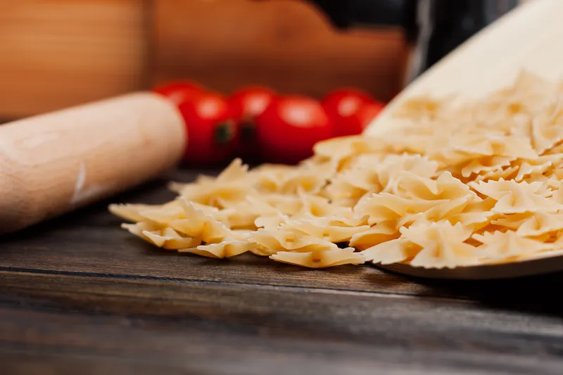 Паста, итальянская кухня, обед, приготовление еды на деревянном столе