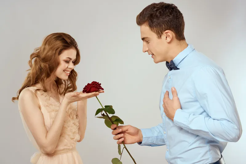 Мужчина и женщина с красной розой, романтика, любовь, семья, пара, праздник