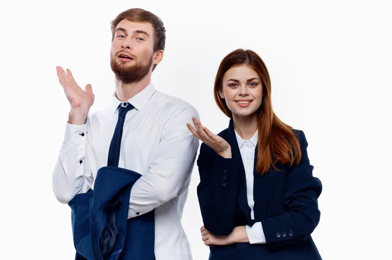 Мужчина и женщина, коллеги по работе, официальные лица в профессиональном офисе