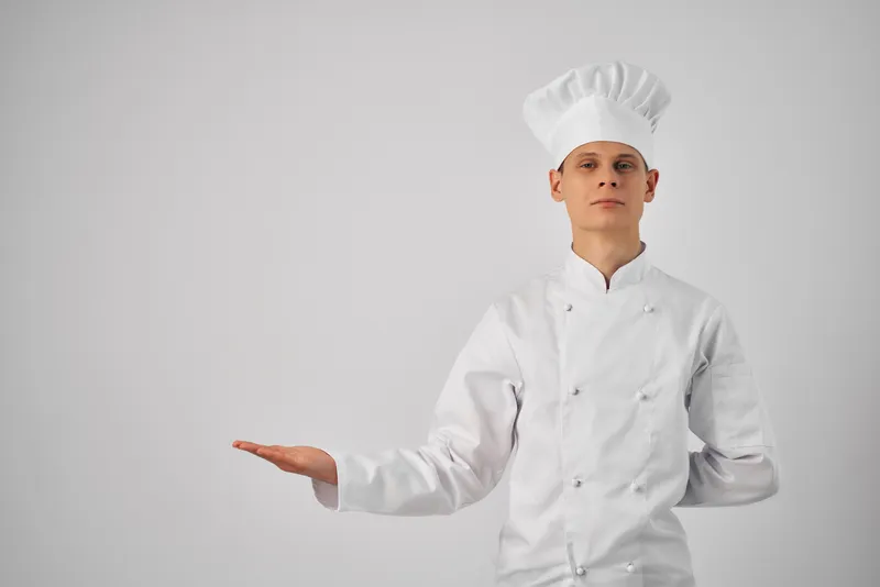 Шеф-повар жестикулирует руками, демонстрируя профессиональную работу в ресторане