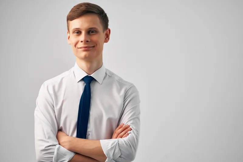 Забавный менеджер в офисе, работающий над успехом