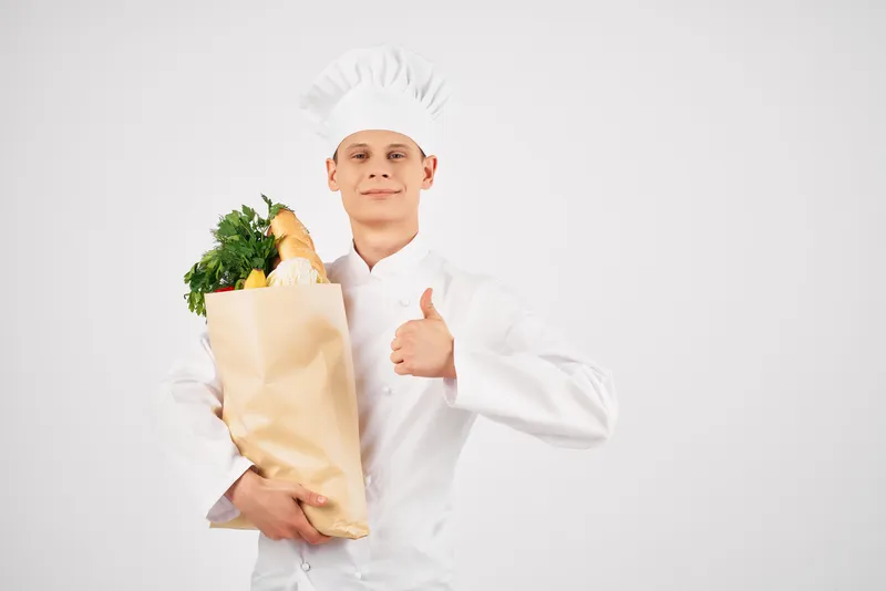 Мужчина в форме повара с упаковкой продуктов жестикулирует рукой