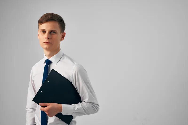 Мужчина в рубашке с галстуком, документы, работа, профессиональный менеджер