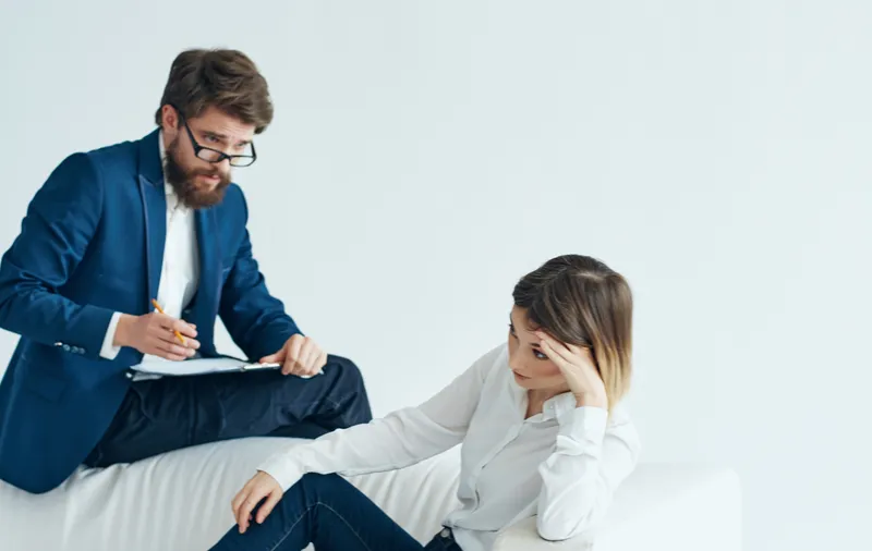 Коллеги по работе общаются и работают в команде в офисе