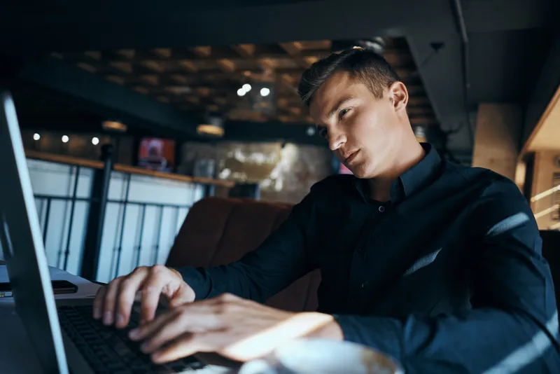 Бизнесмен-фрилансер работает в кафе, рядом ноутбук, общение по телефону, менеджер, модель
