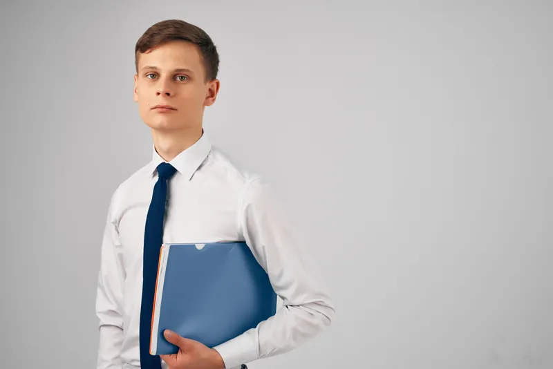 Бизнесмен, менеджер, работа с документами в официальном офисе