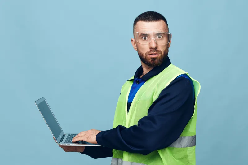 Смотрит мужчина, работает, работа, бизнесмен, персона, взрослый, бизнес, профессионал, офис, кавказец, молодой парень, мужчина, компьютер, сидит на фоне, стол, ноутбук, интернет, технологии