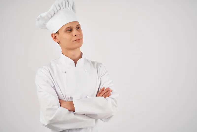 Весёлый шеф-повар ресторана за работой