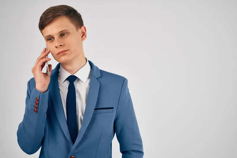 Менеджер разговаривает по телефону, профессиональная работа, официальное лицо