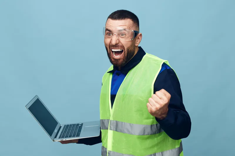 Мужчина работает в офисе за компьютером