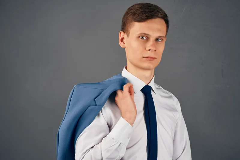 Бизнесмен работает в офисе, финансовый менеджер
