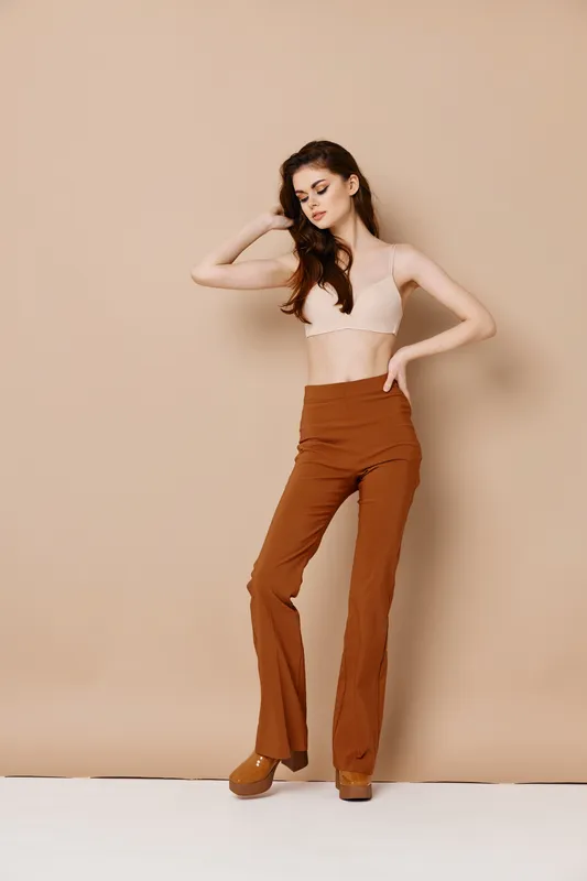 Красивая женщина в коротких шортах и туфлях на высоком каблуке