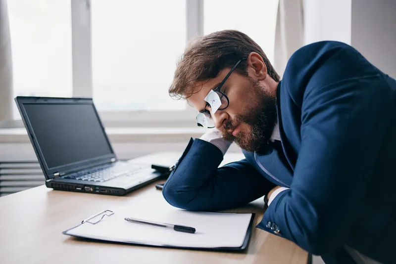 Мужчина работает за ноутбуком в офисе, эмоции, интернет, официальная обстановка