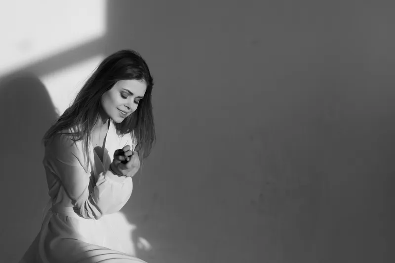Женщина в белом платье на черно-белой фотографии