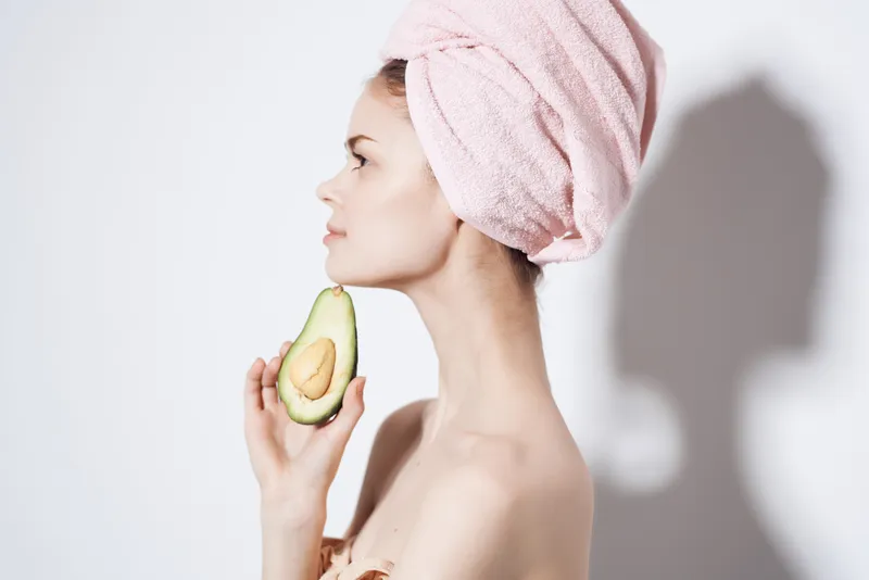 Красивая женщина с обнажённым телом после душа, экзотический вид, кадрированный снимок руки