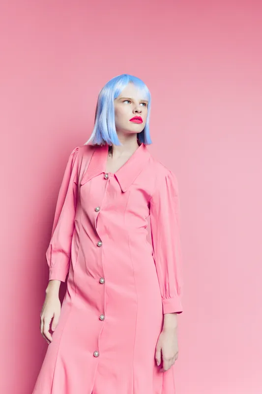 Портрет женщины с ярким макияжем на изолированном фоне