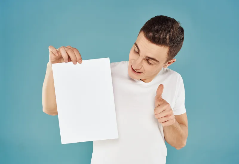 Счастливый мужчина с белым листом бумаги, макет рекламного постера