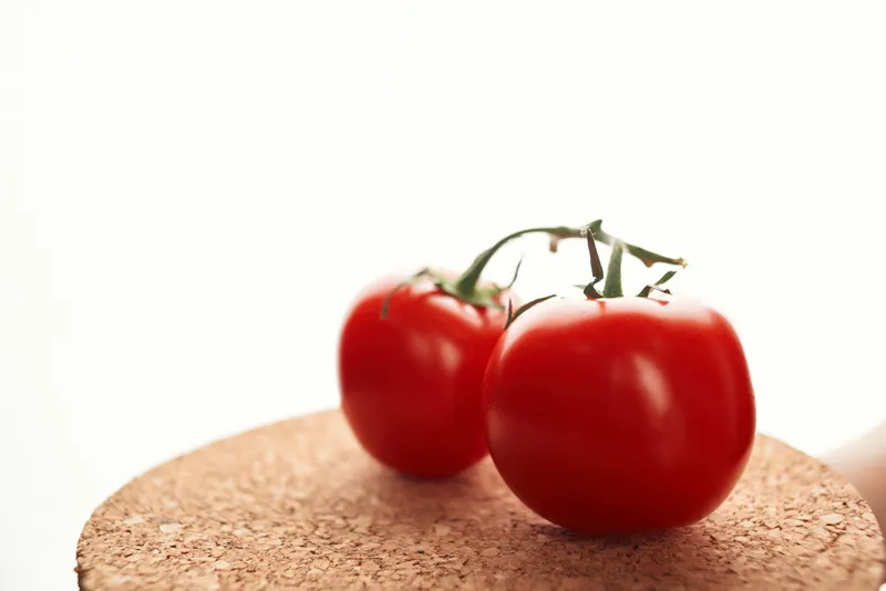Помидоры на овощной ветке, кулинария, органические продукты