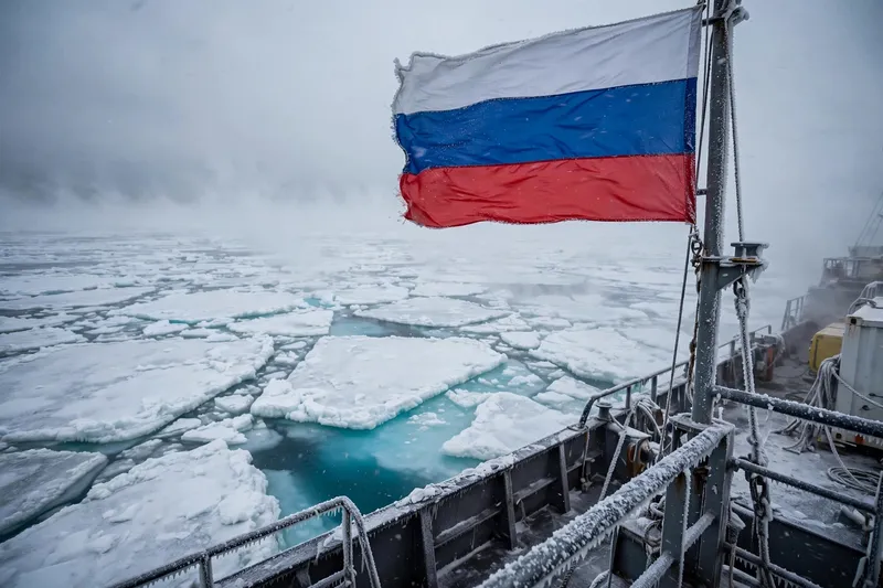 Российский флаг на палубе судна среди арктических льдов