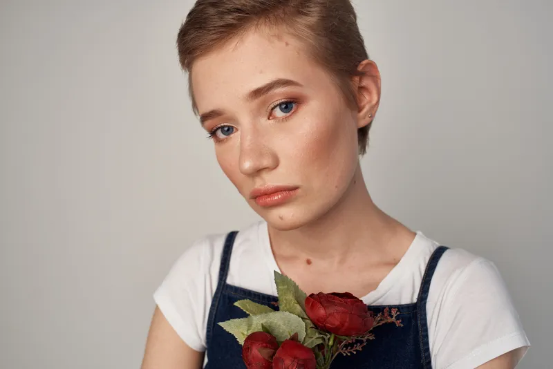 Красивая женщина в сарафане, мода, косметика на светлом фоне