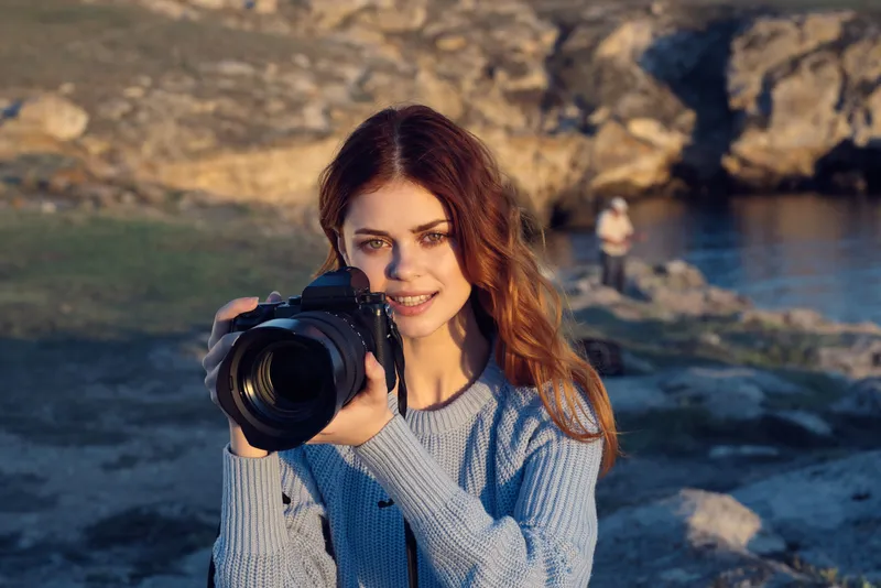 Женщина-фотограф на открытом воздухе, профессиональный пейзаж, образ жизни, веселье