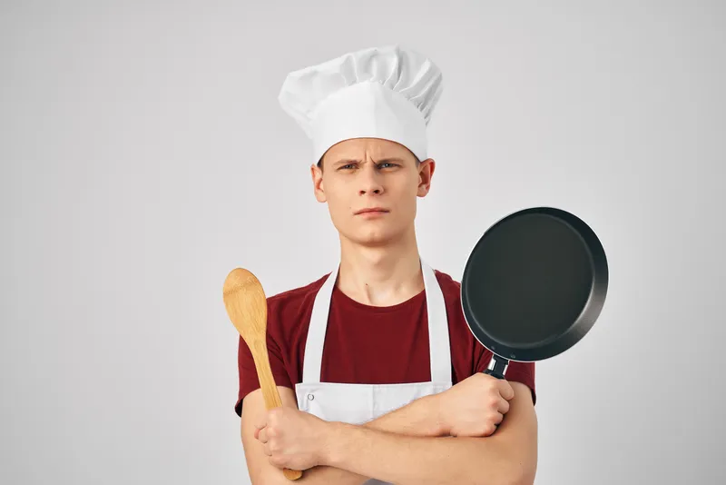 Шеф-повар в униформе, кухонная утварь, профессиональное приготовление пищи