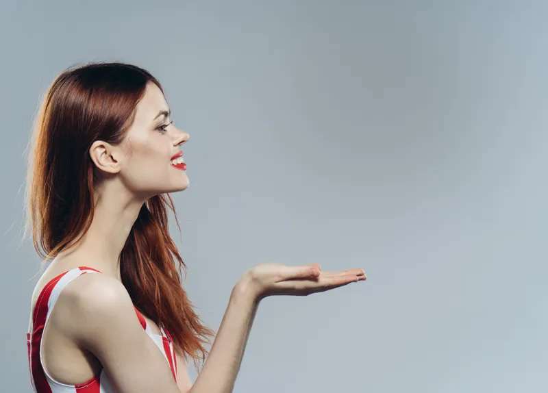 Симпатичная женщина в полосатом платье, модный привлекательный образ и стиль