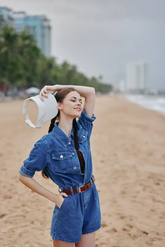 Безмятежное лето: красивая молодая женщина наслаждается пляжным отдыхом