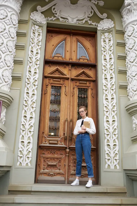 Студент с книгой в руках на открытом воздухе, читает, образование