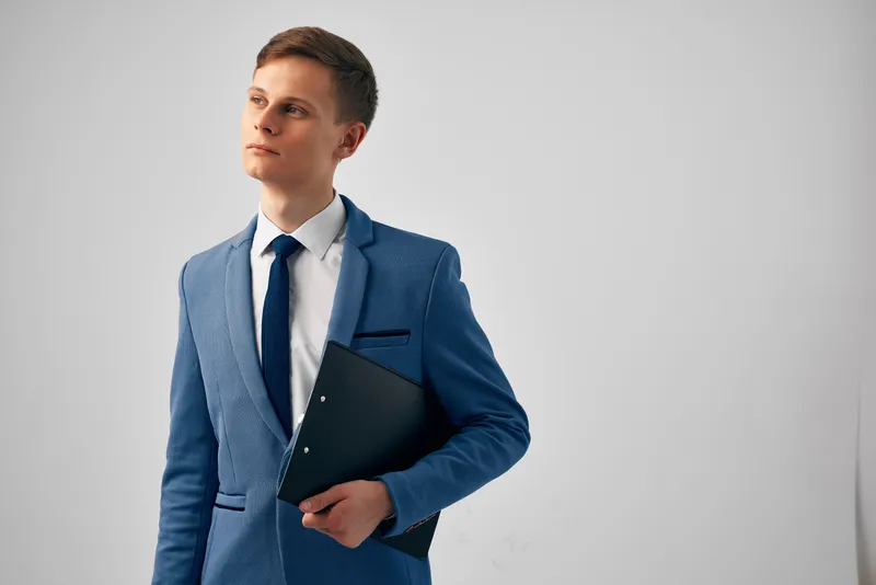 Менеджер в костюме с документами в офисе, профессиональная работа