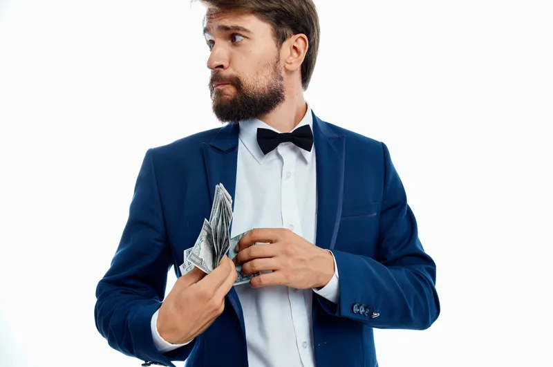 Богатый джентльмен в синей куртке, бабочке и рубашке